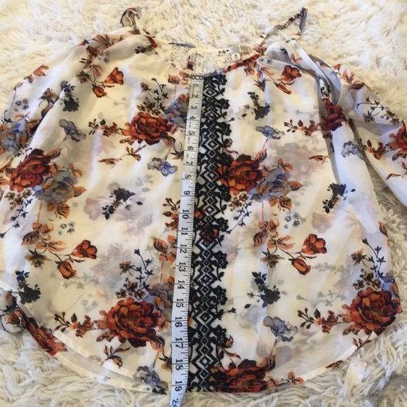 NWT Jolt beautiful top, cold shoulder - Picture 11 of 14